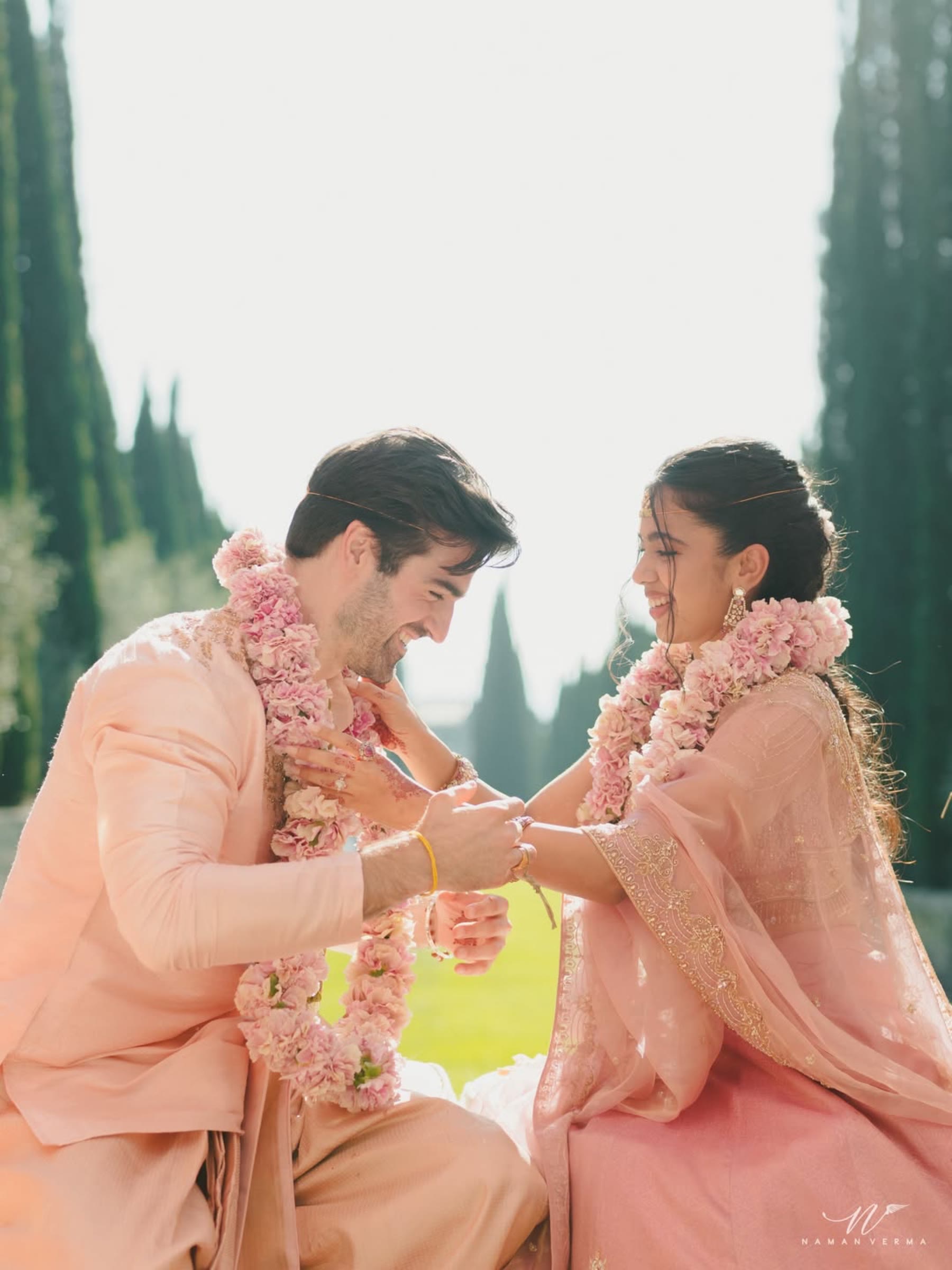 Anjana e Isaiah si scambiano le ghirlande di fiori