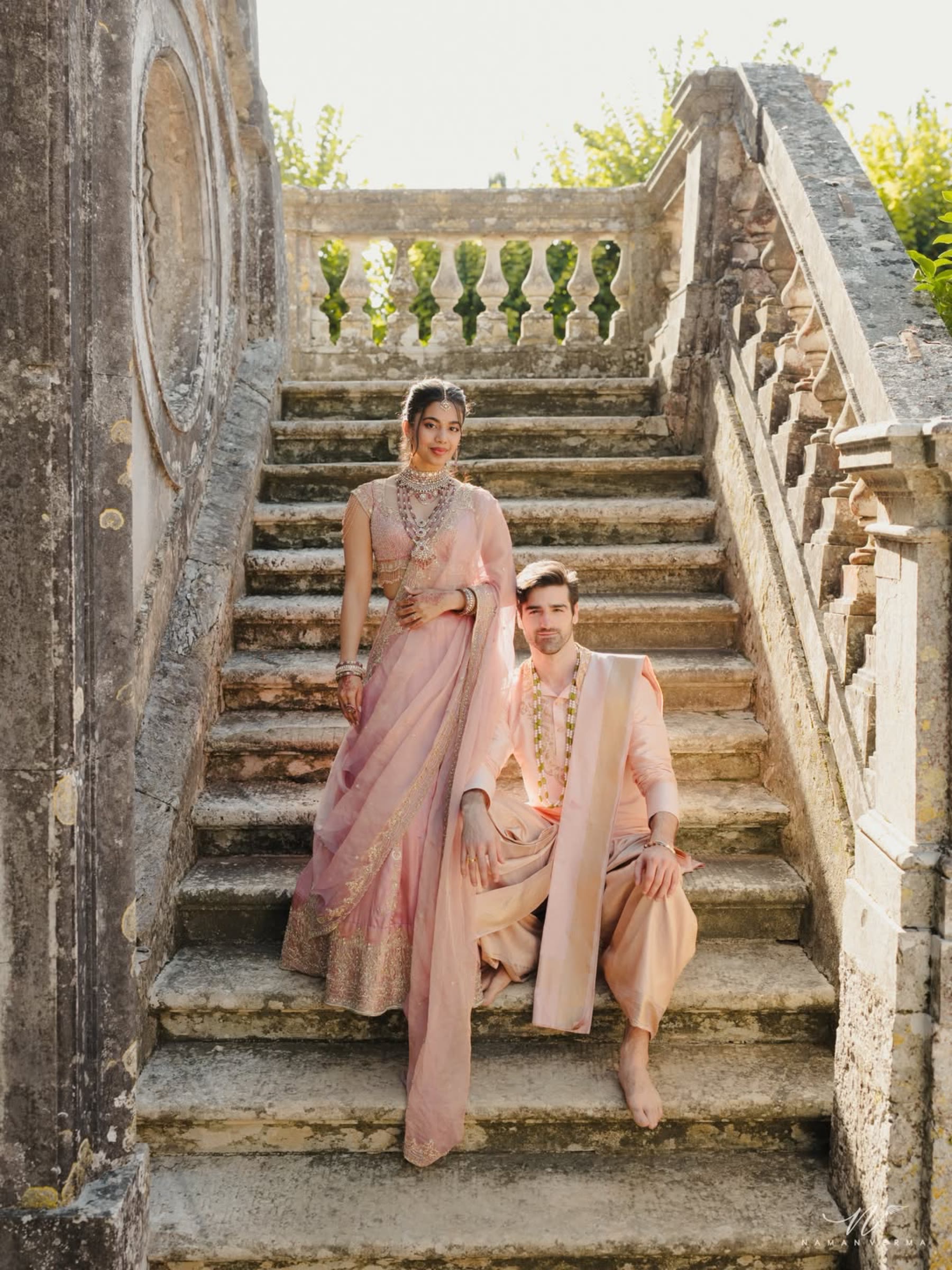 Gli sposi seduti sulla scalinata di pietra della villa