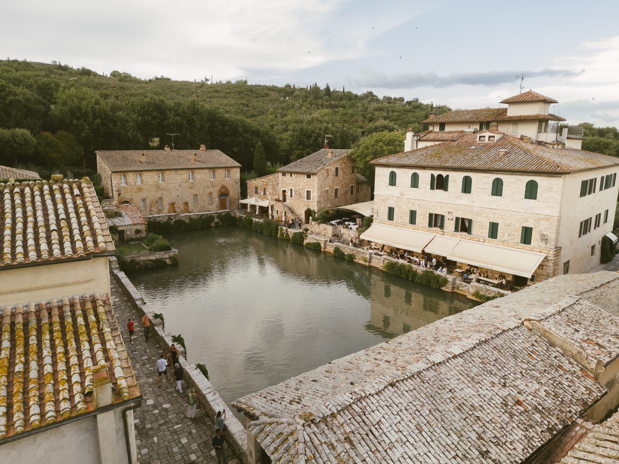 Bagno Vignoni dall'alto, la vasca termale al centro del borgo