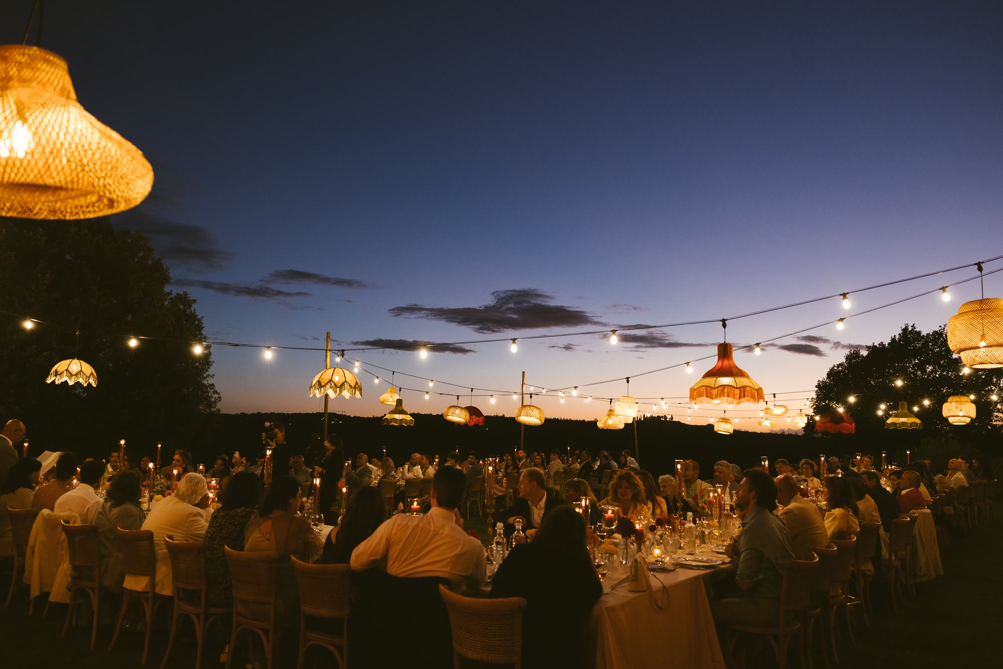 La cena sulla terrazza di notte, le colline scure dietro