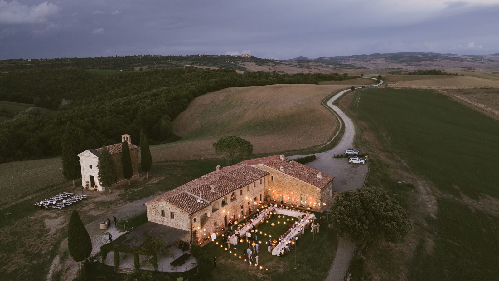La villa al crepuscolo dall'alto, la lunga tavola illuminata