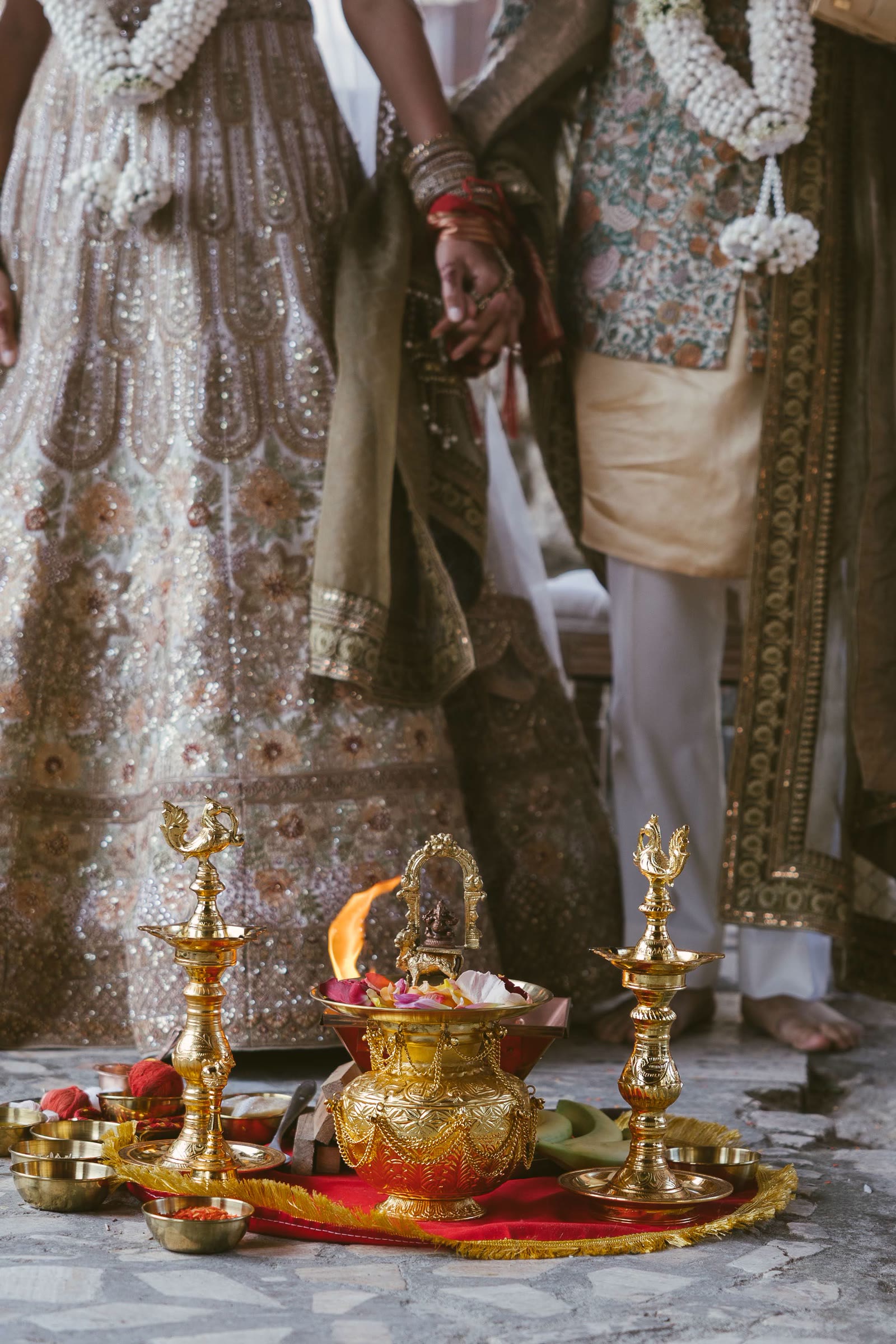Le mani degli sposi al mandap