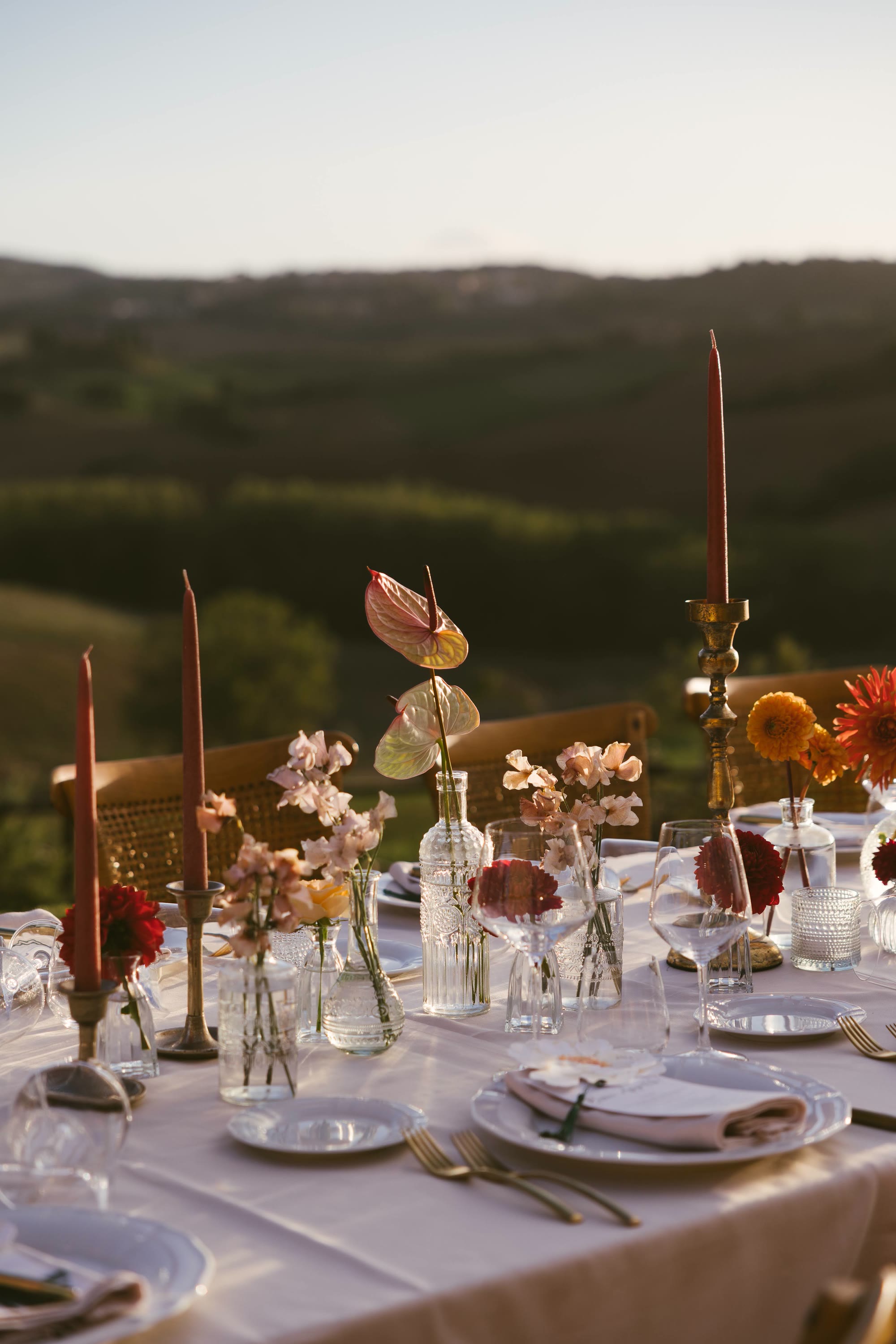 Un coperto con i fiori, dietro le colline