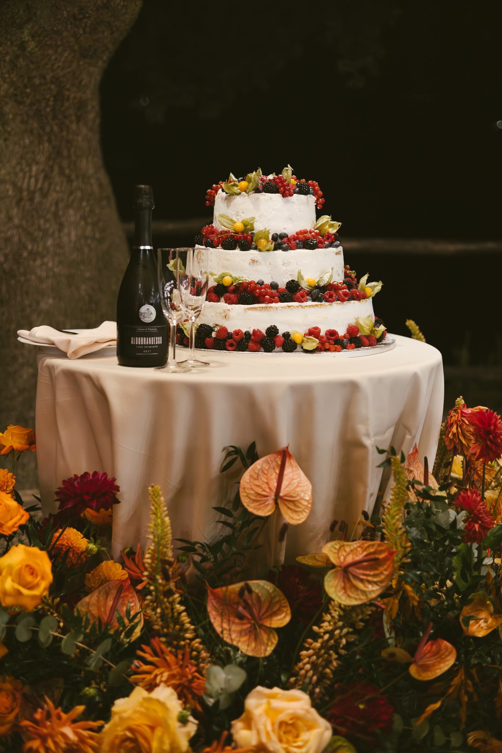 La torta nuziale con frutta e fiori