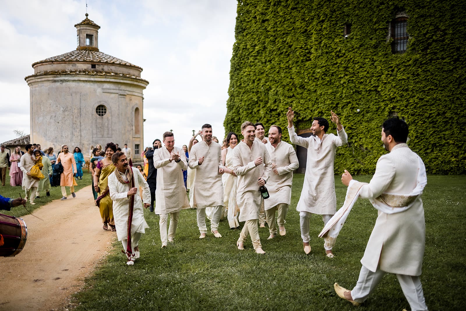 Il Baraat che sale ballando verso il castello