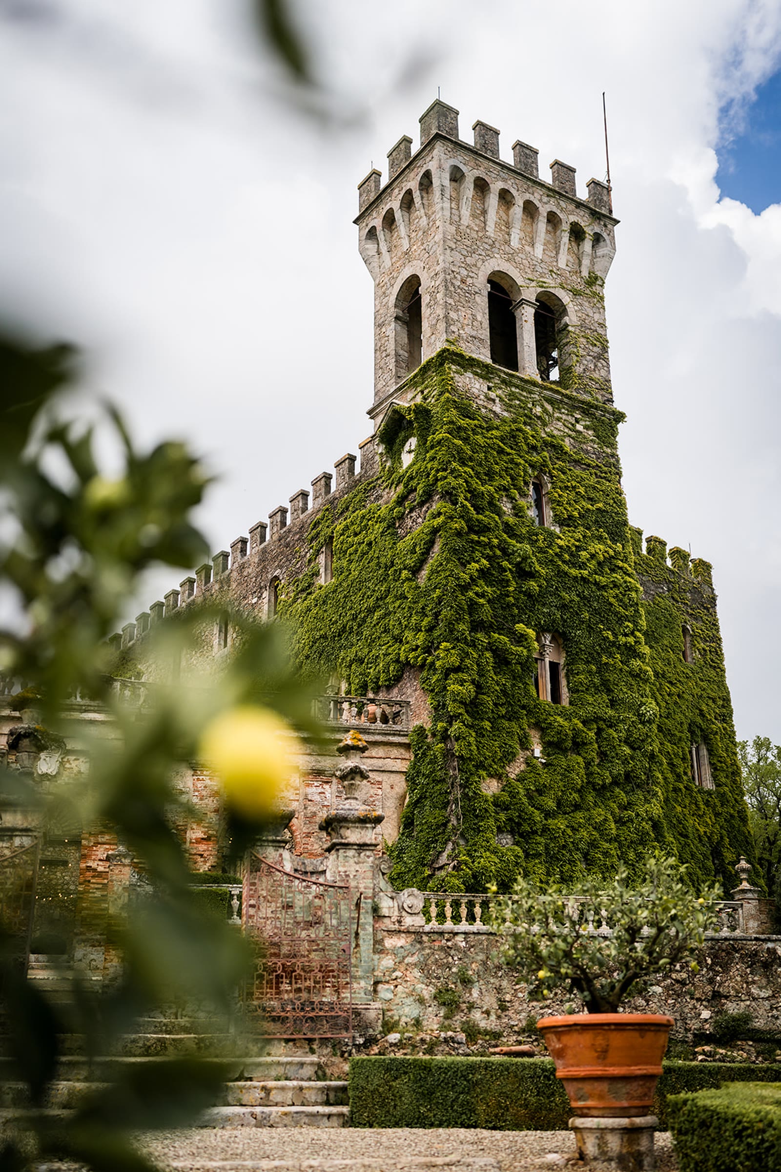 La torre coperta d'edera del castello di Celsa