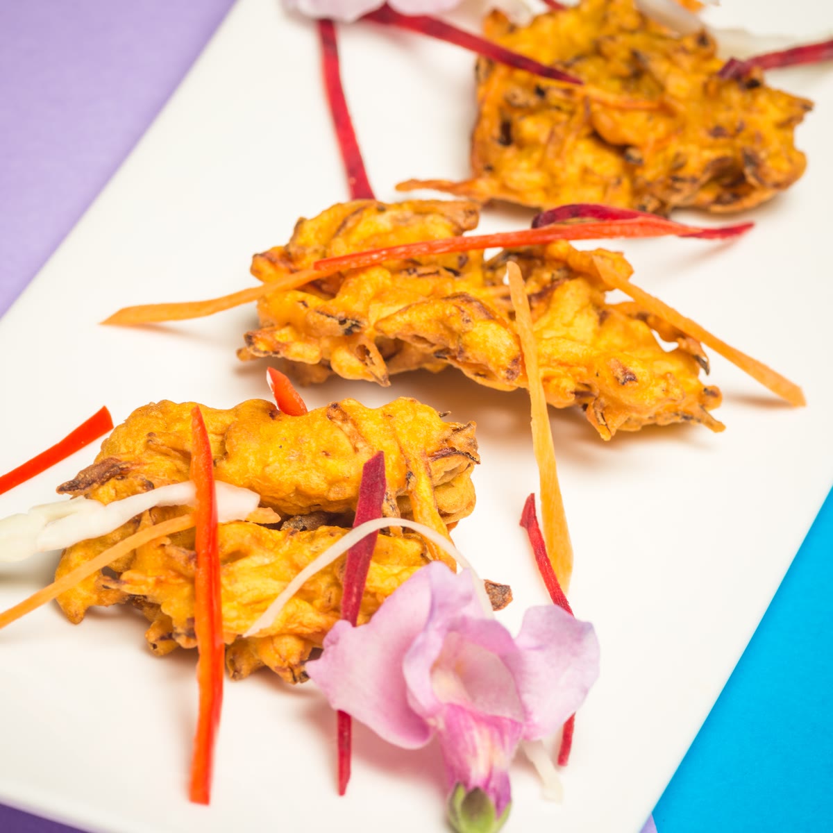 Pakora di verdure con carota a julienne e un fiore