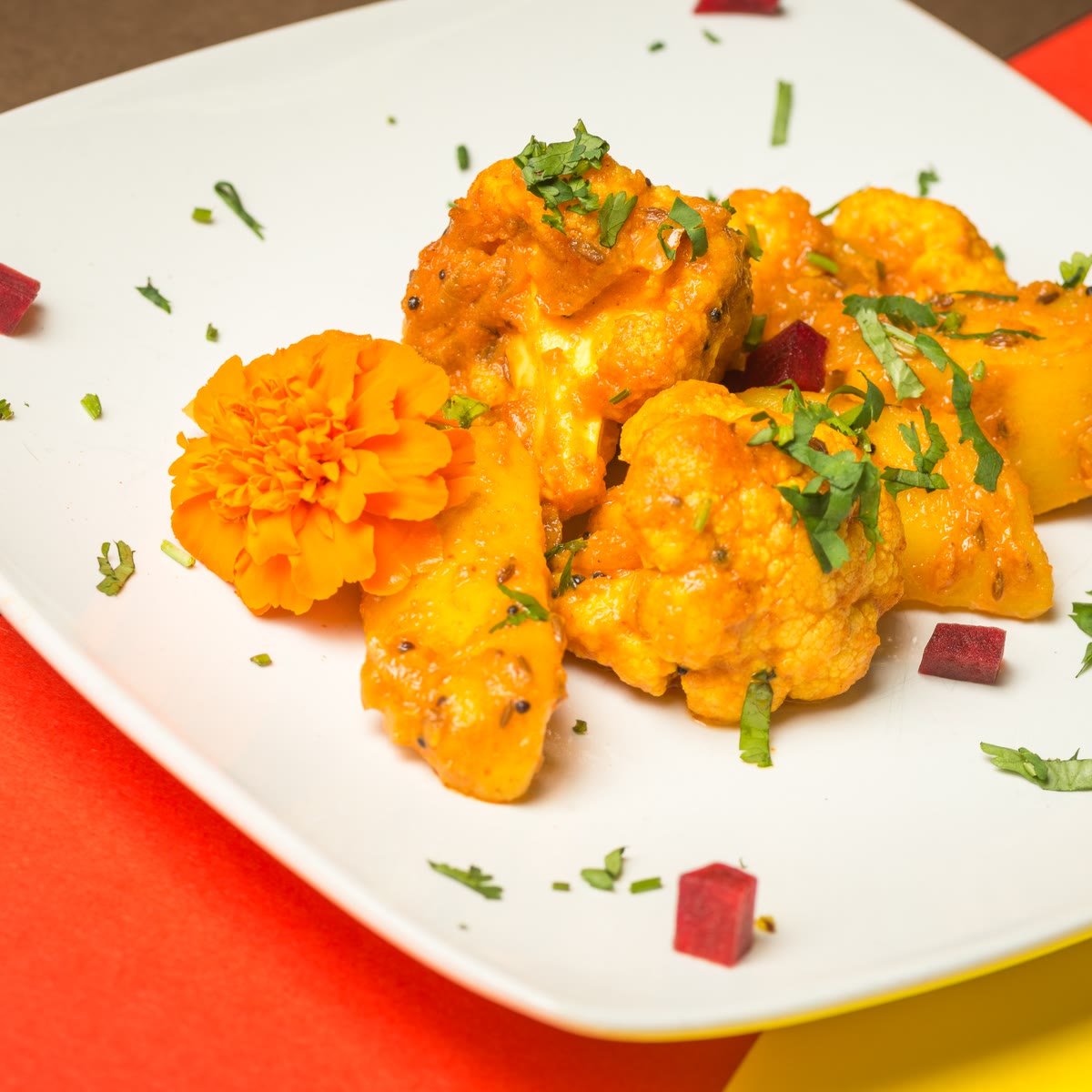 Cavolfiore e patate in salsa speziata con coriandolo