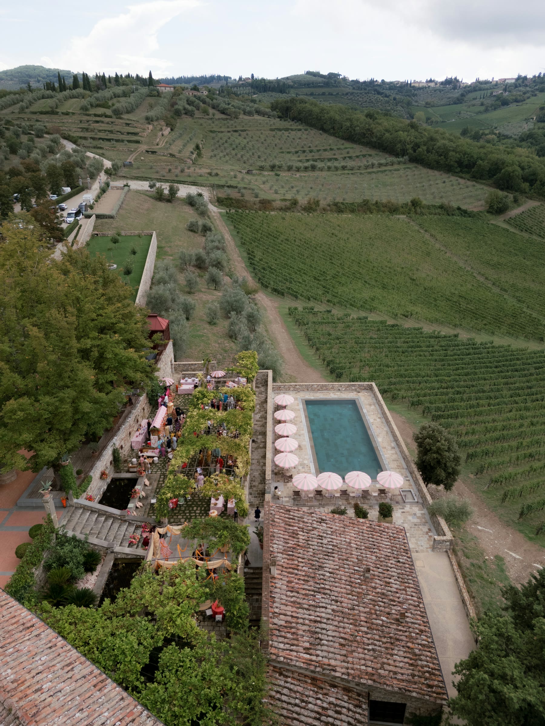Vignamaggio dall'alto, la piscina e i vigneti del Chianti