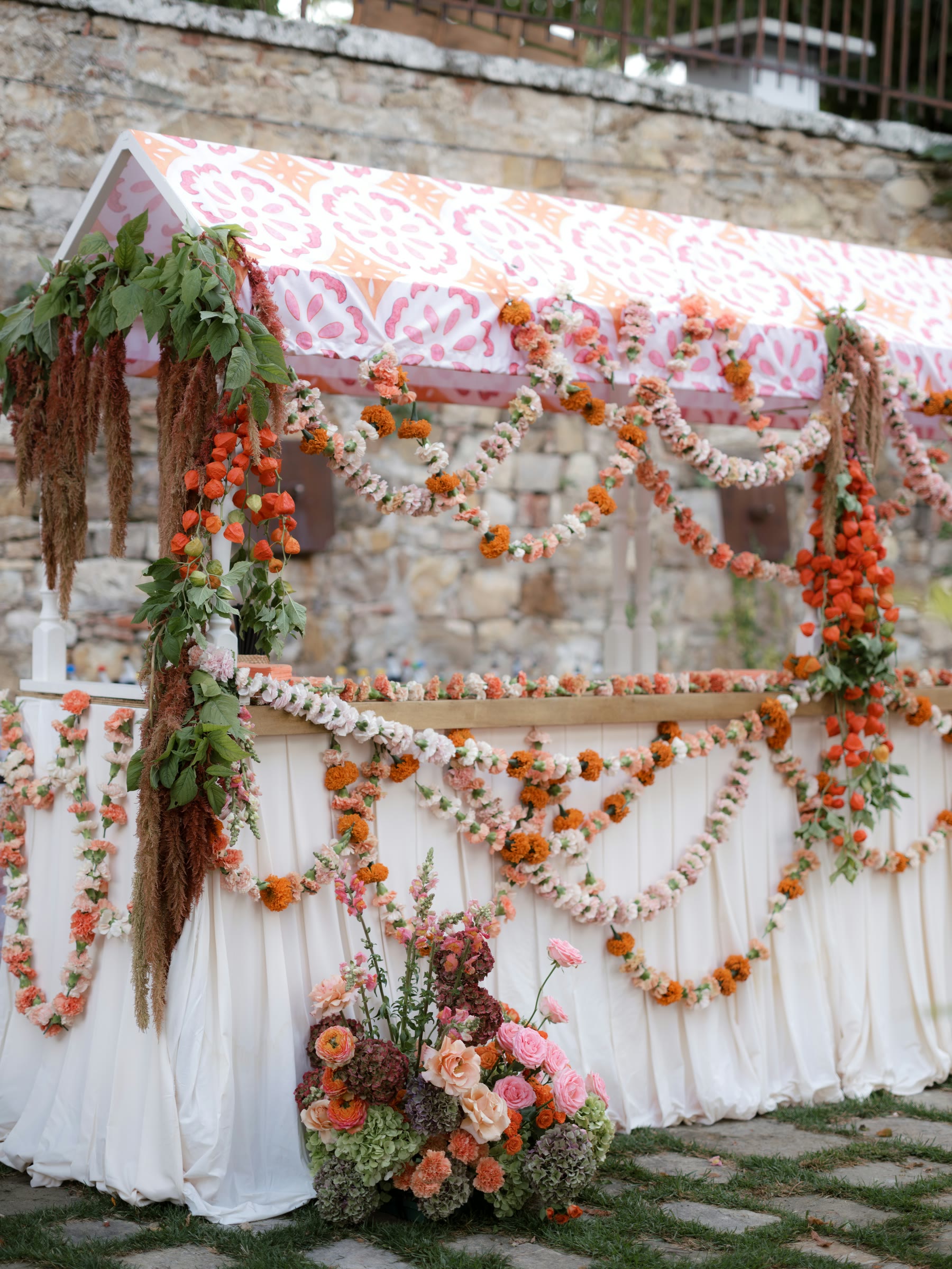 Una delle food station, sotto un tetto di stoffa con ghirlande di calendule