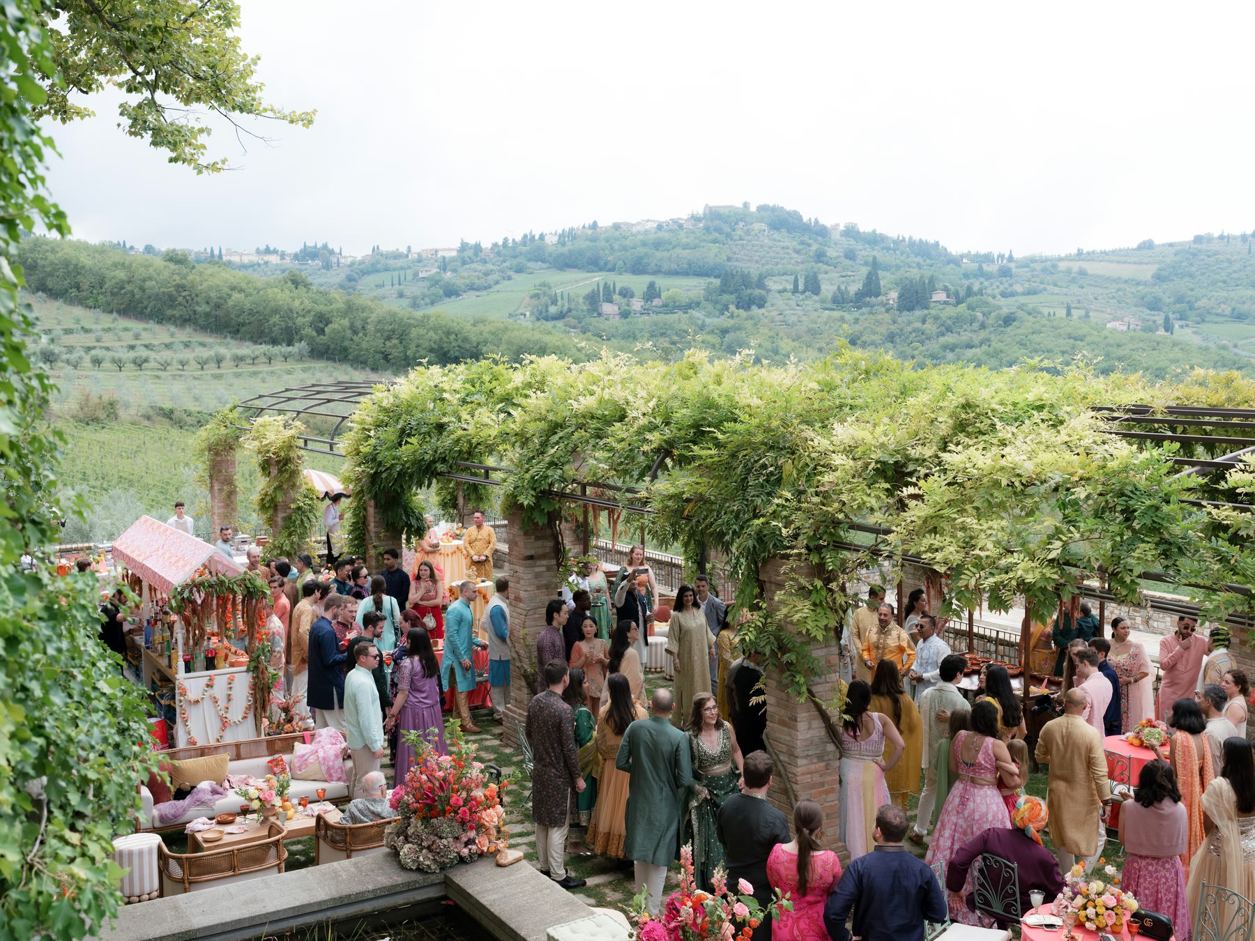 Il Mehndi sotto il pergolato, con le colline del Chianti
