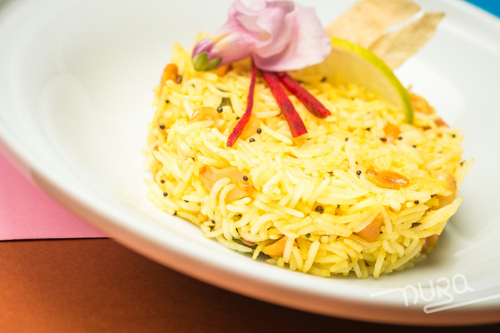 Riso al limone con semi di senape e barbabietola su un piatto bianco