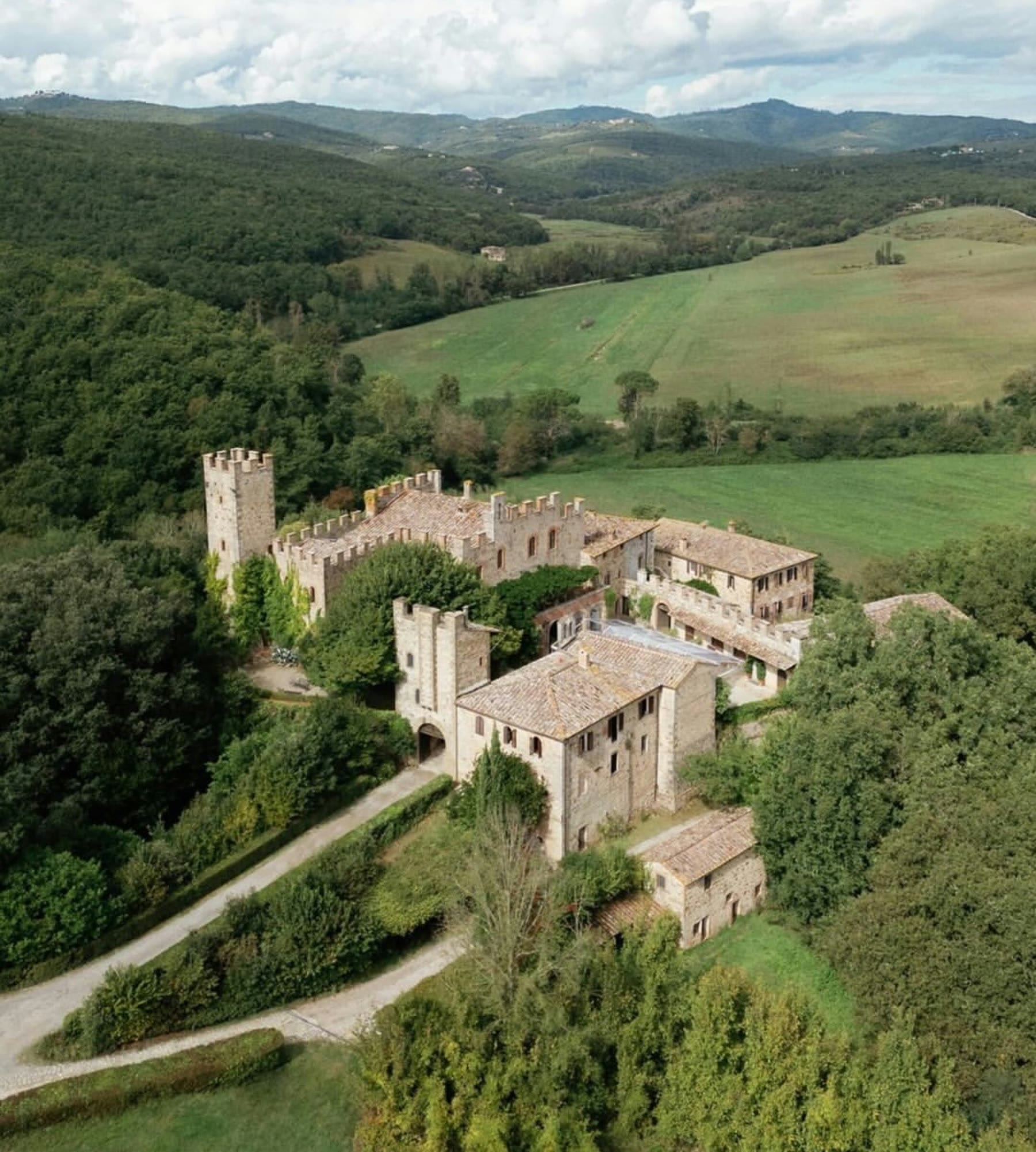 Il Castello di Montalto dall'alto, fra boschi e colline