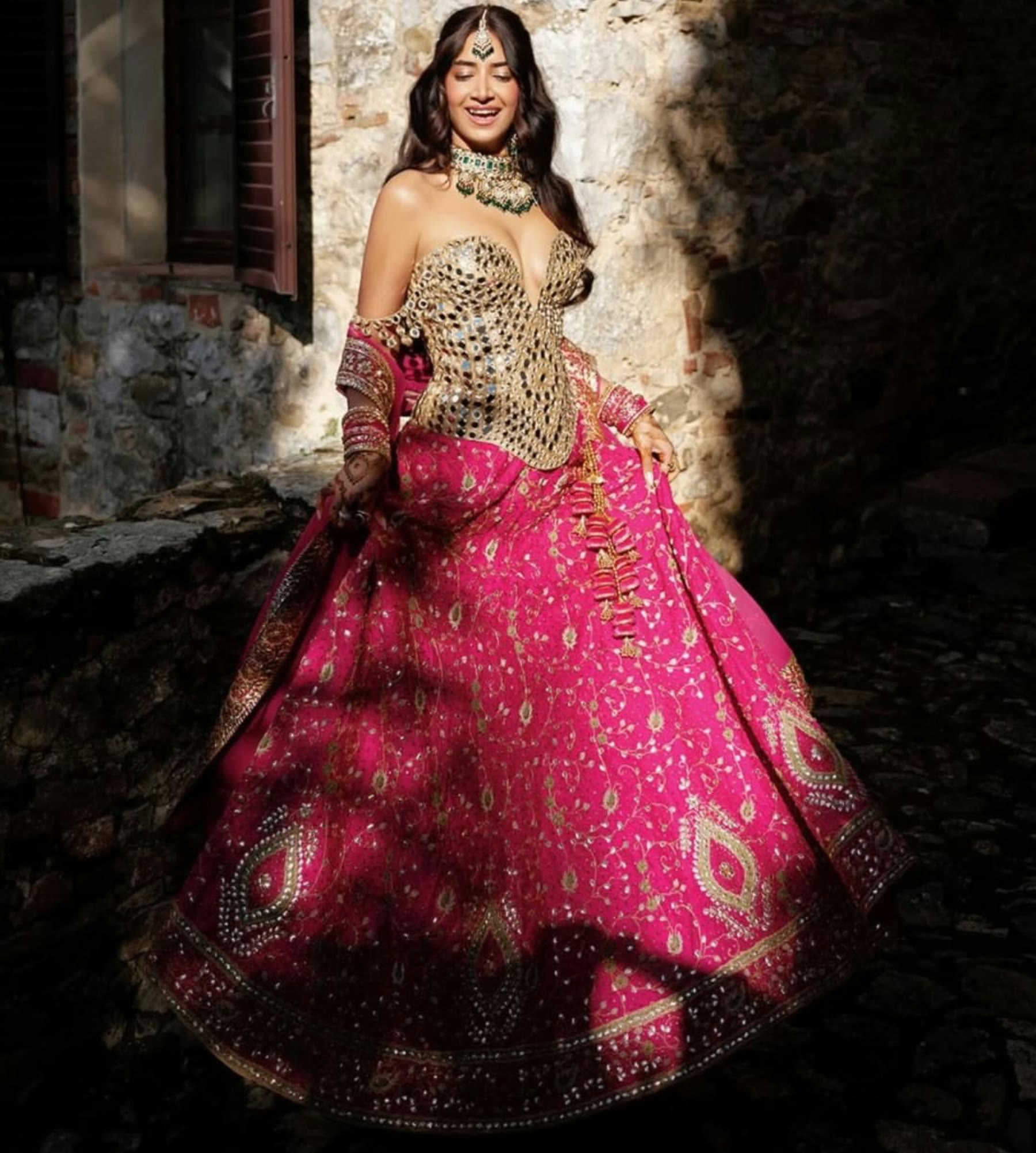 Rangana gira su se stessa nel lehenga fucsia