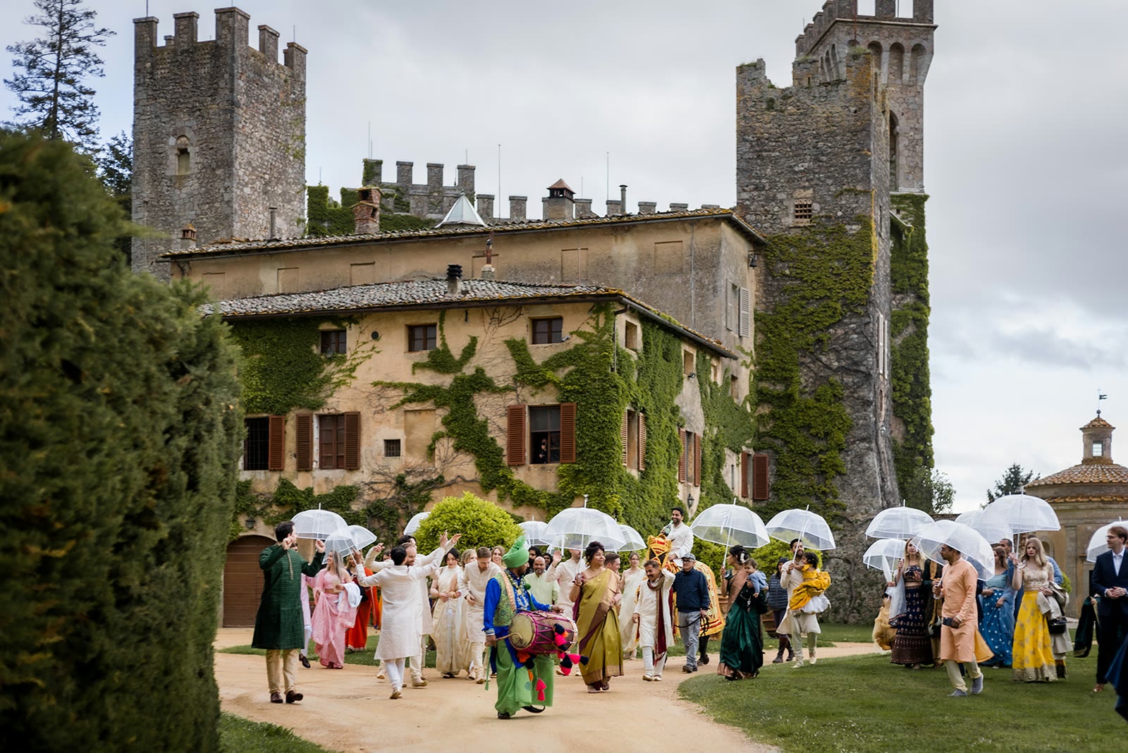Il corteo con gli ombrelli davanti al Castello di Celsa