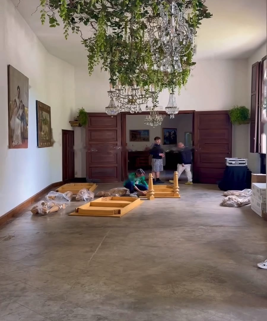 La sala di Villa di Striano vuota, la mattina, con i tavoli ancora da montare a terra